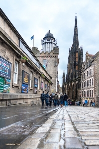 It's a cool, wet day, but they&rsquo;re determined to check out Edinburgh, Scotland's capital. (Photo by Andrew Fung)