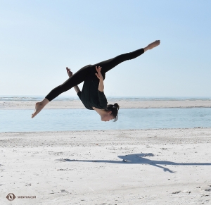 Dancer Emily Pan doing a front aerial (qian-ting). (Photo by dancer Zoe Jin)