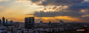 A stunning panoramic photo of the densely populated city at the end of the day.&nbsp;